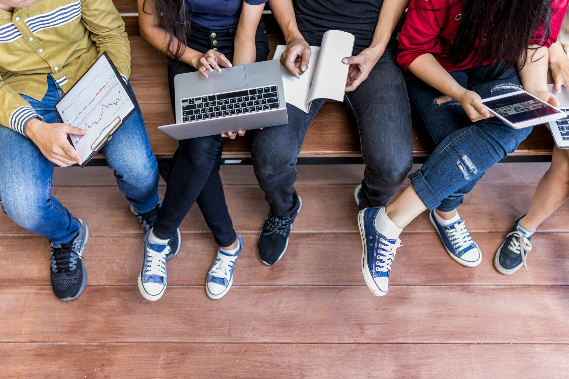 Junge Menschen mit Laptop und Tablet