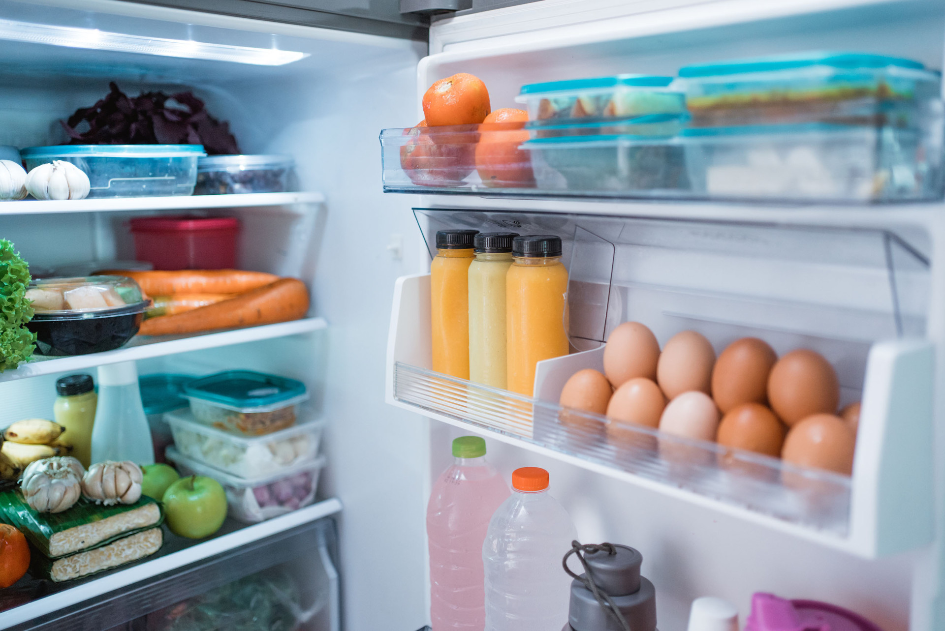 Kühlschrank mit Lebensmitteln
