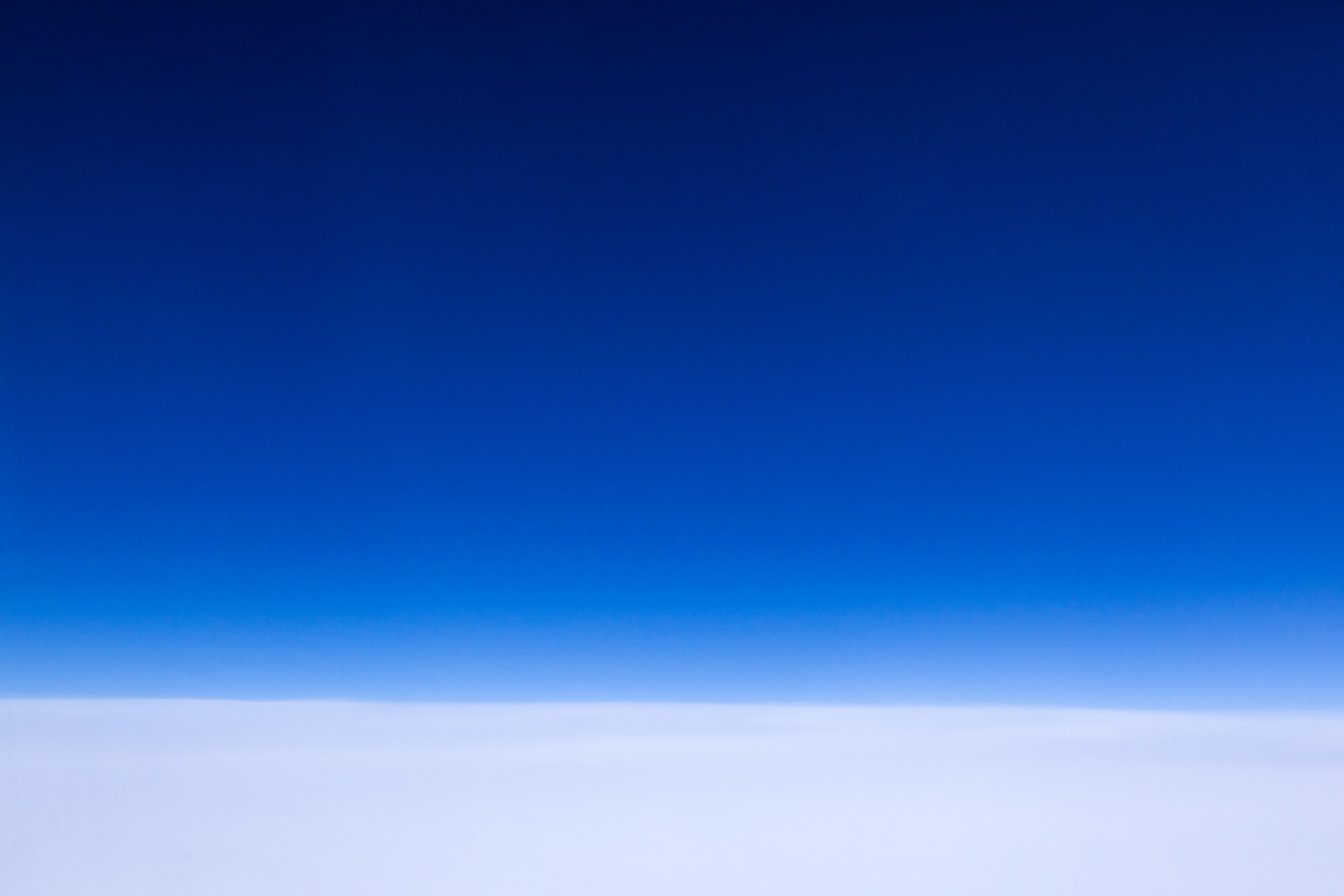 Wolkenblick aus dem Flugzeug von 10.000 m Höhe