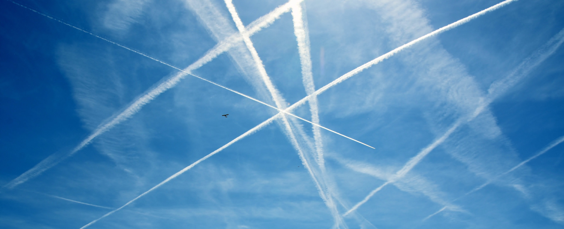 Kondensstreifen am Himmel