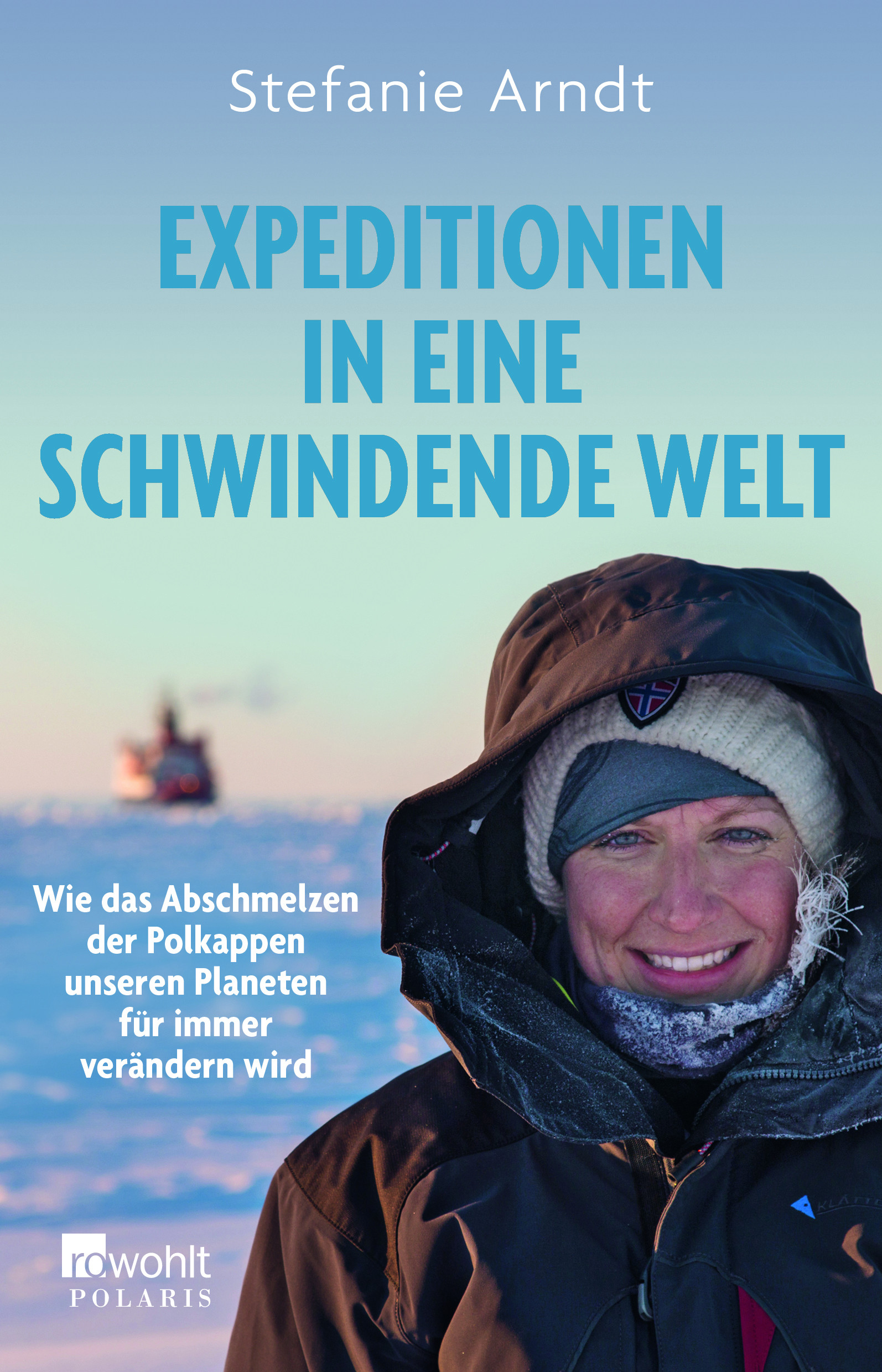 Buchcover mit Stefanie Arndt in warmer Kleidung, im Hintergrund ein Schiff.