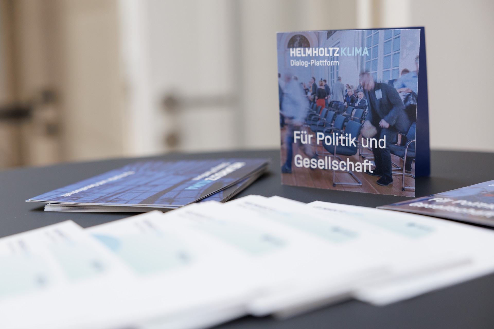 Flyer auf einem Tisch