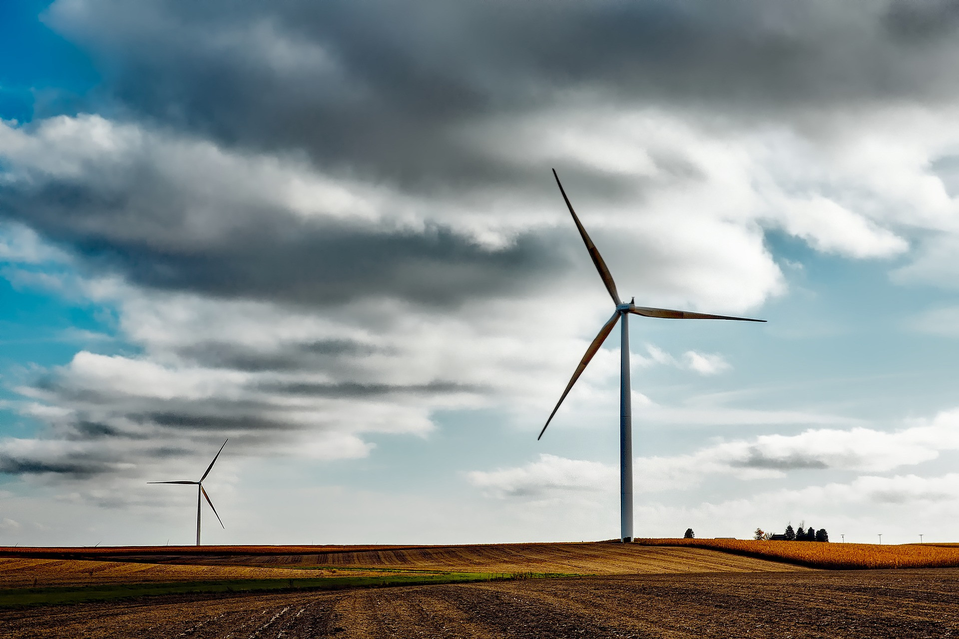 Windräder auf Stoppelfeld