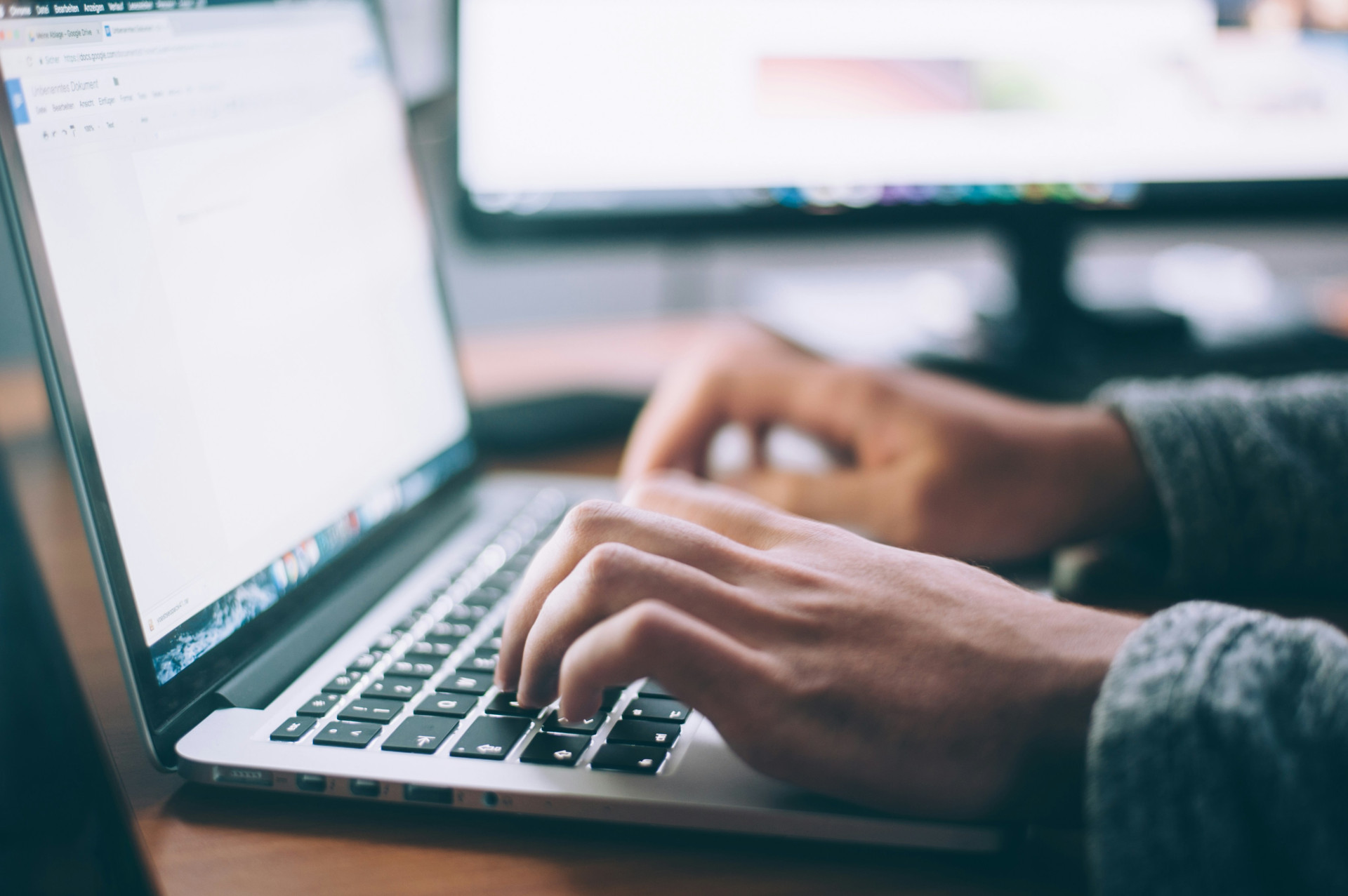 Person nutzt einen Laptop
