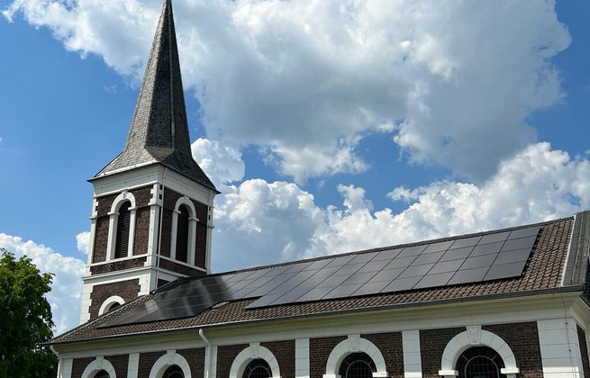 Consisting of 74 glass-glass modules. A church roof in Erkrath.