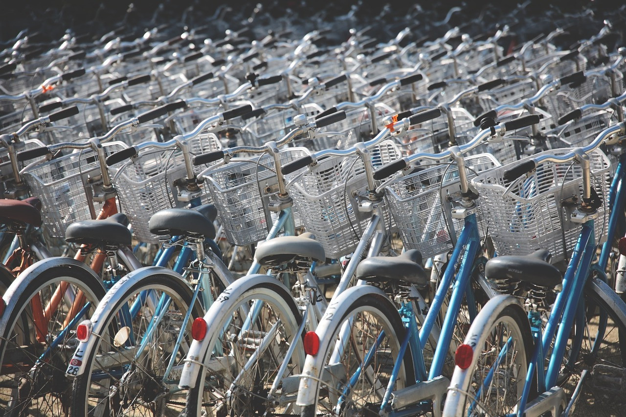 Sehr viele geparkte Fahrräder