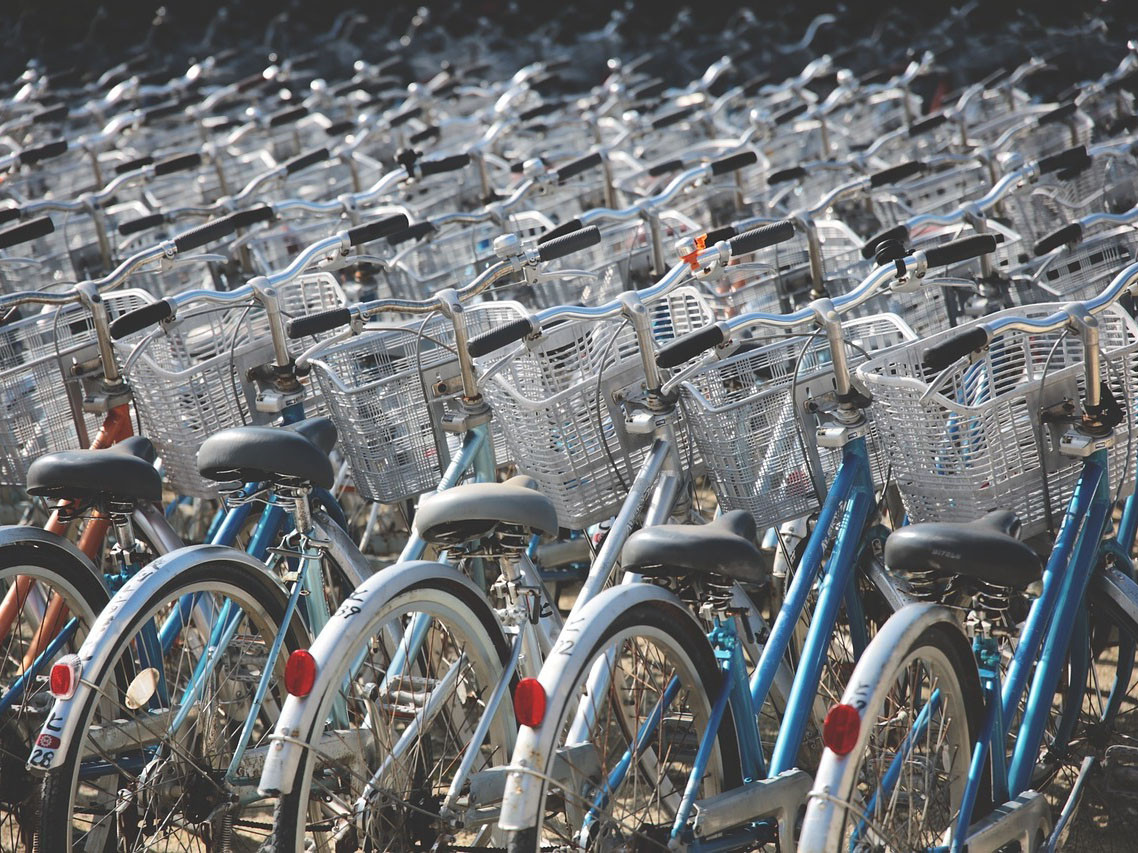 Sehr viele geparkte Fahrräder