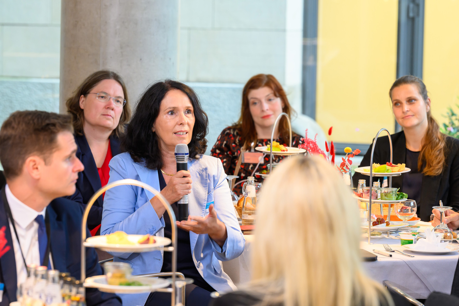 Bundestagsabgeordnete bei der Diskussion
