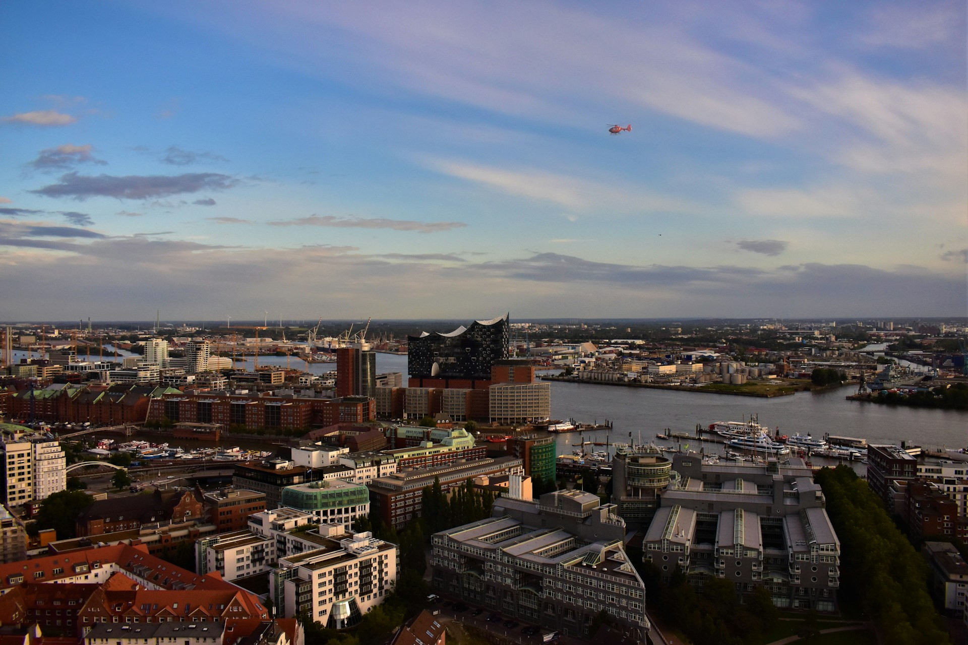Hamburg mit Elbphilharmonie