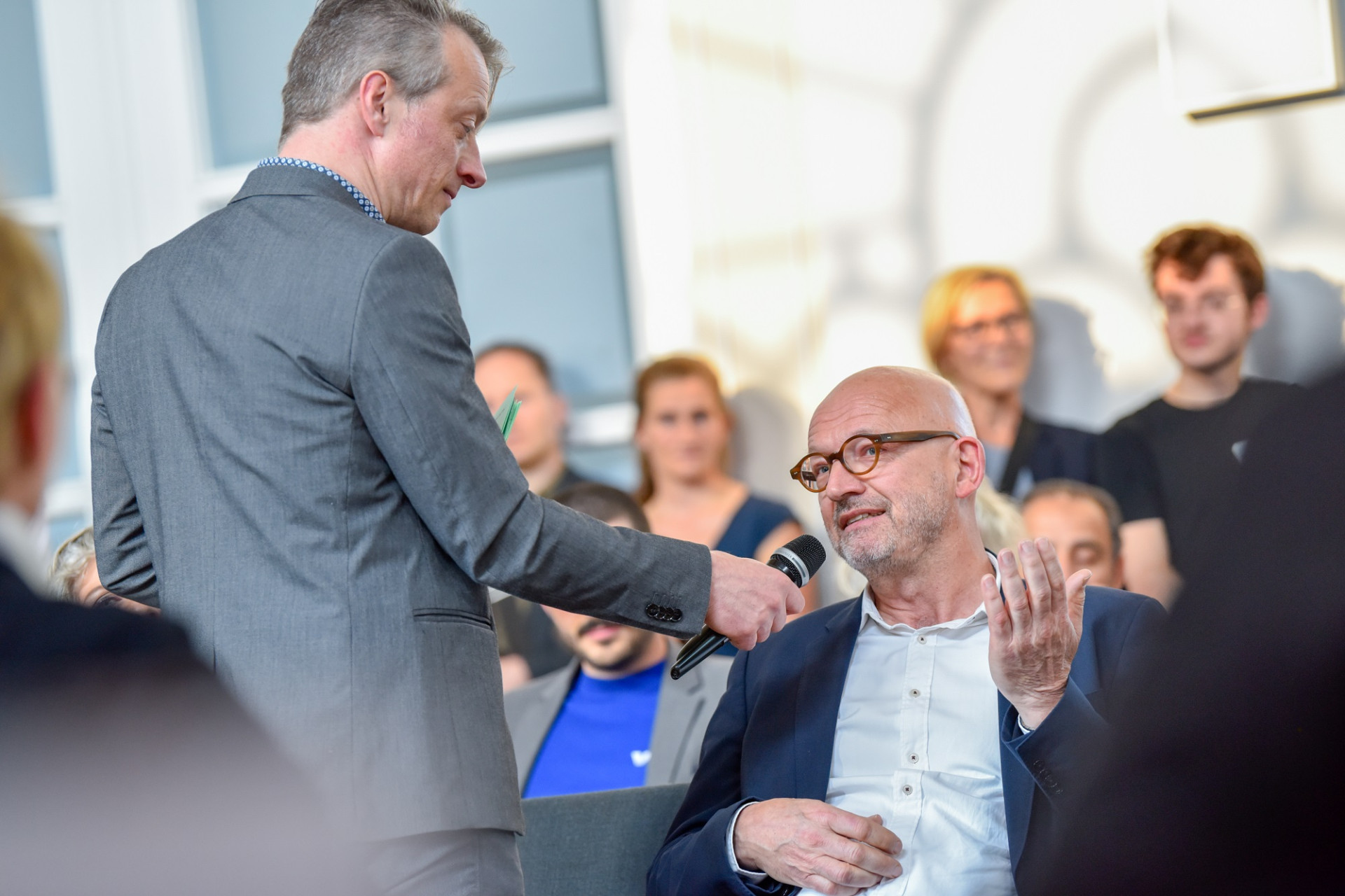 Veranstaltung im Format einer Unterhausdebatte im Festsaal Luisenstraße in Berlin