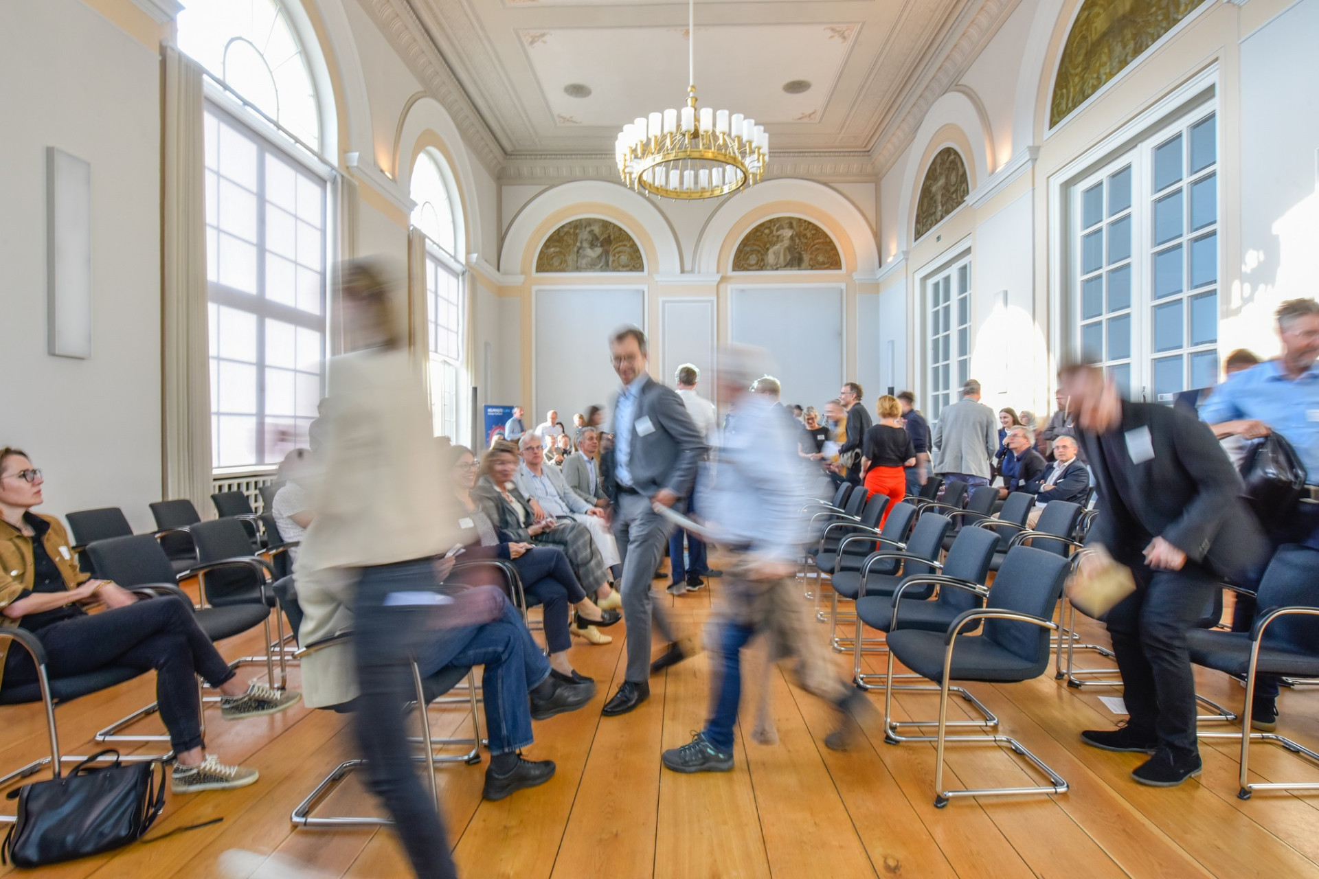 Veranstaltung im Format einer Unterhausdebatte im Festsaal Luisenstraße in Berlin