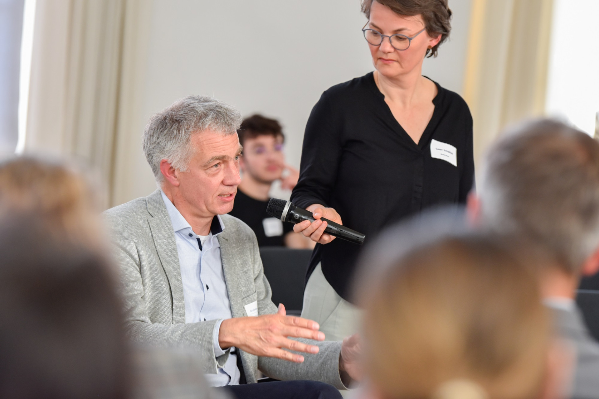 Veranstaltung im Format einer Unterhausdebatte im Festsaal Luisenstraße in Berlin