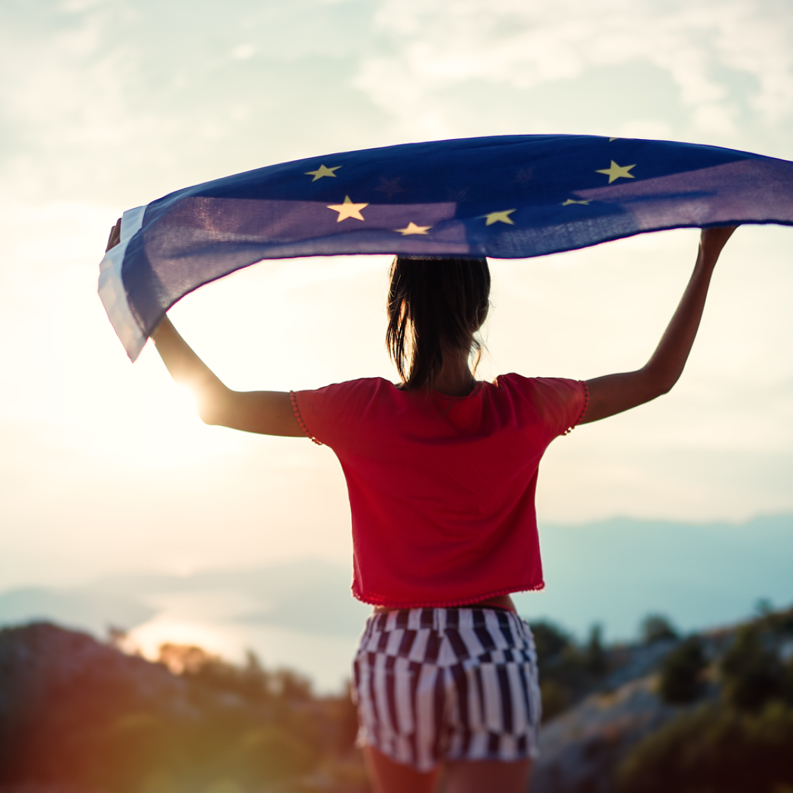 Kind hält eine EU-Flagge