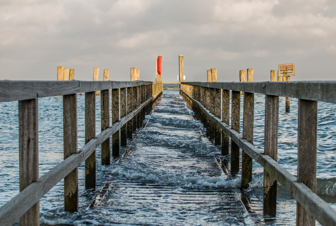 Überfluteter Bootsteg in der Nordsee