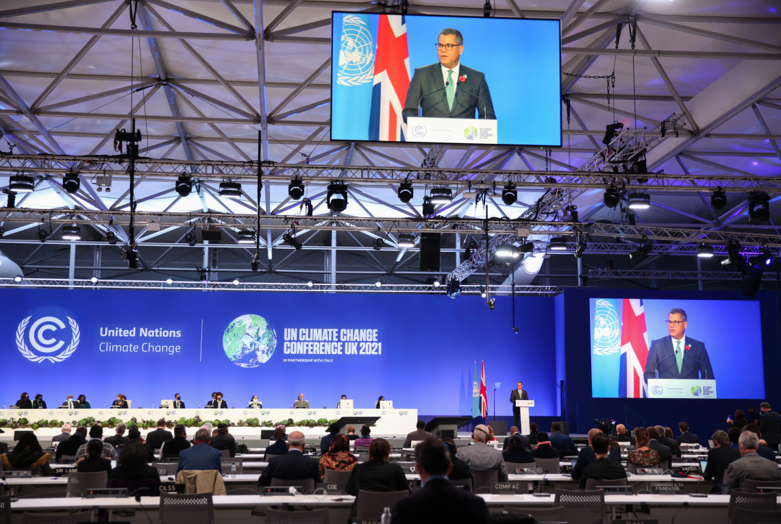 Alok Sharma spricht auf dem Podium der Weltklimakonferenz in Glasgow.