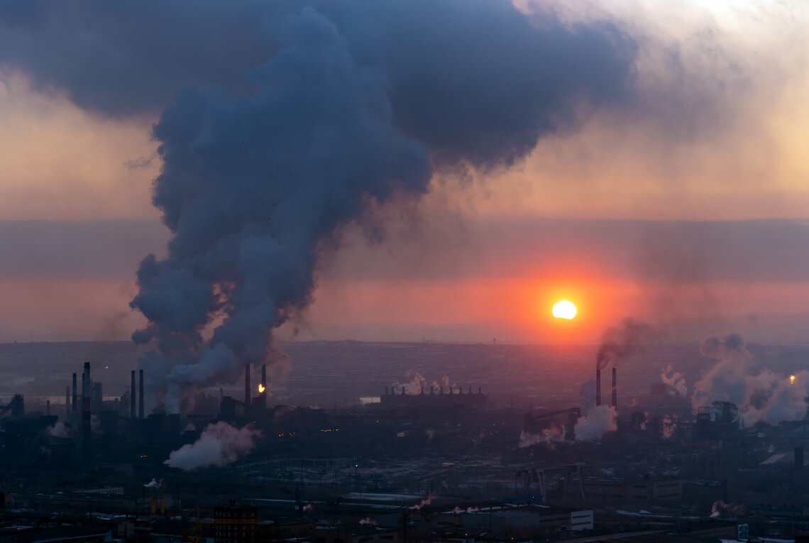 Industrieanlage mit Pfeifen und Rauch. Panorama von industriellem Komplex. Emissionen von Luftschadstoffen. Rauch aus einer Fabrik
