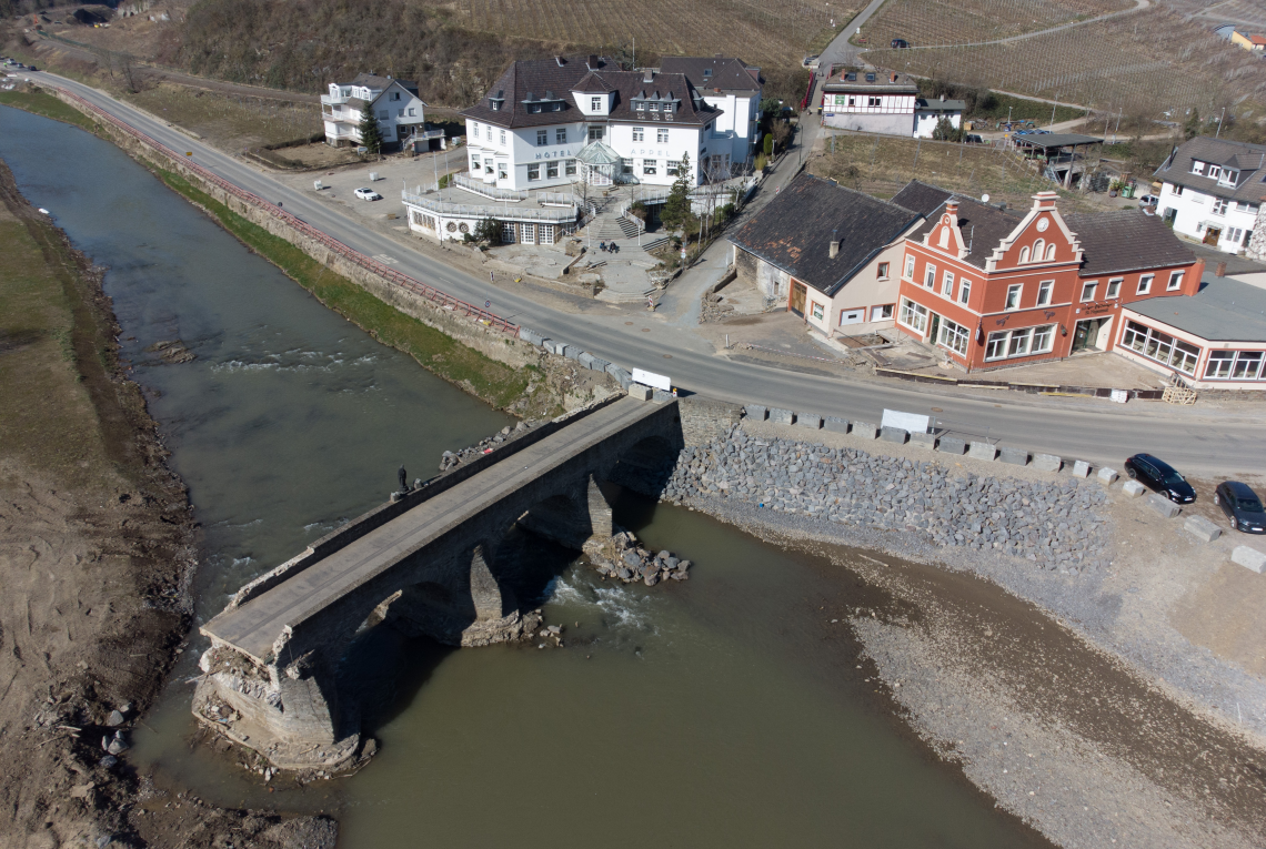 Die zerstörte, historische Bogenbrücke über die Ahr