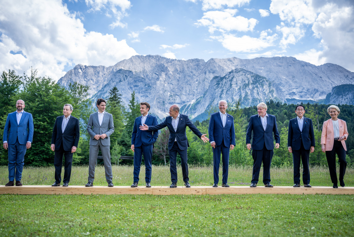 Charles Michel (l-r), Präsident des Europäischen Rates, Mario Draghi, Ministerpräsident von Italien, Justin Trudeau, Premierminister von Kanada, Emmanuel Macron, Präsident von Frankreich, Bundeskanzler Olaf Scholz (SPD) , Joe Biden, Präsident der USA, Boris Johnson, Premierminister von Großbritannien, Fumio Kishida, Premierminister von Japan, und Ursula von der Leyen, Präsidentin der Europäischen Kommission (EU), stehen beim Familienfoto während des G7-Gipfels auf Schloss Elmau zusammen.