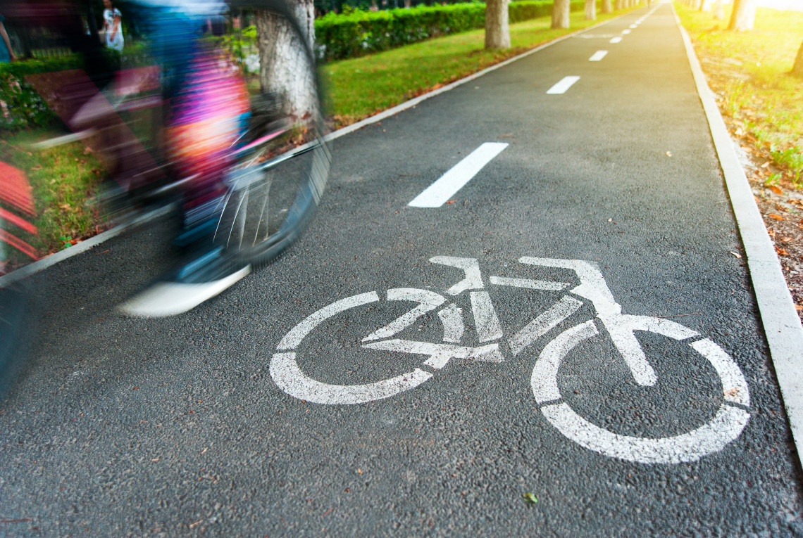 Ein Fahrradweg im Grünen