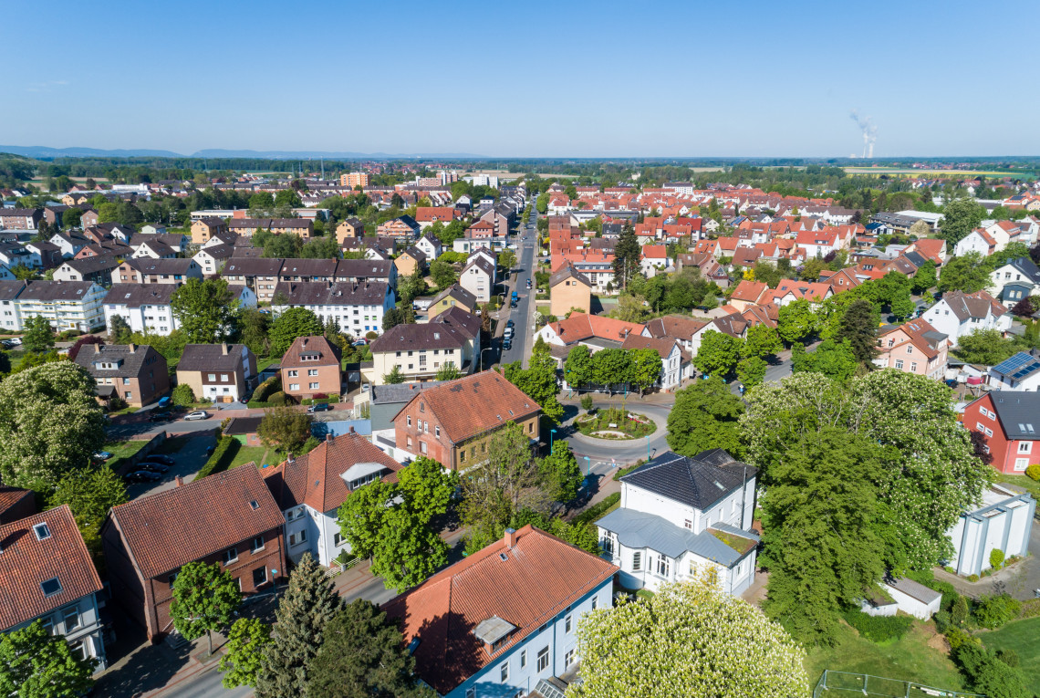 Luftaufnahme von einem Wohngebiet einer Kleinstadt