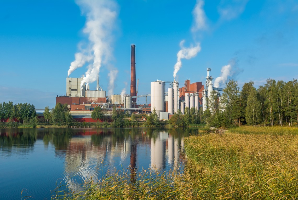 Fabrik in einer Landschaft