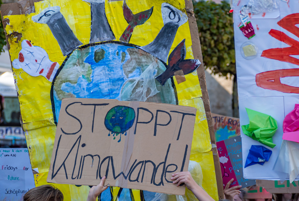 Schild "Stoppt Klimawandel"