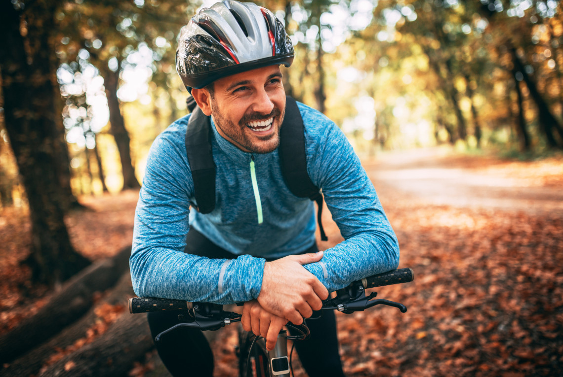 Mann auf Fahrrad in Wald