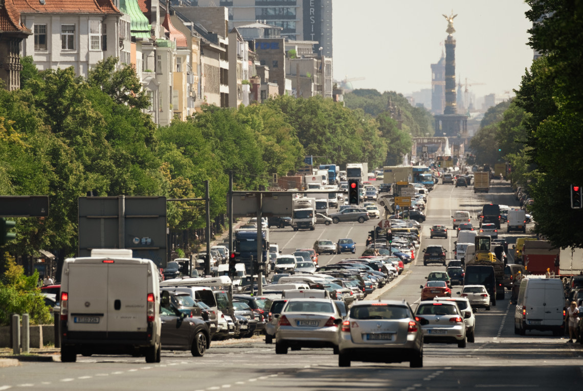 Autos auf dem Kaiserdamm zu Berlin im Hochsommer