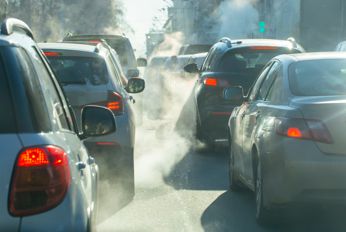 Verschmutzung durch die Abgase von Autos in der Stadt im Winter. Abgase von Autos an einem kalten Wintertag.