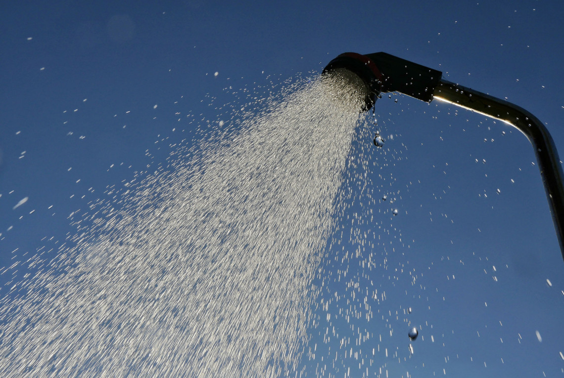 Wasser kommt aus einer Dusche