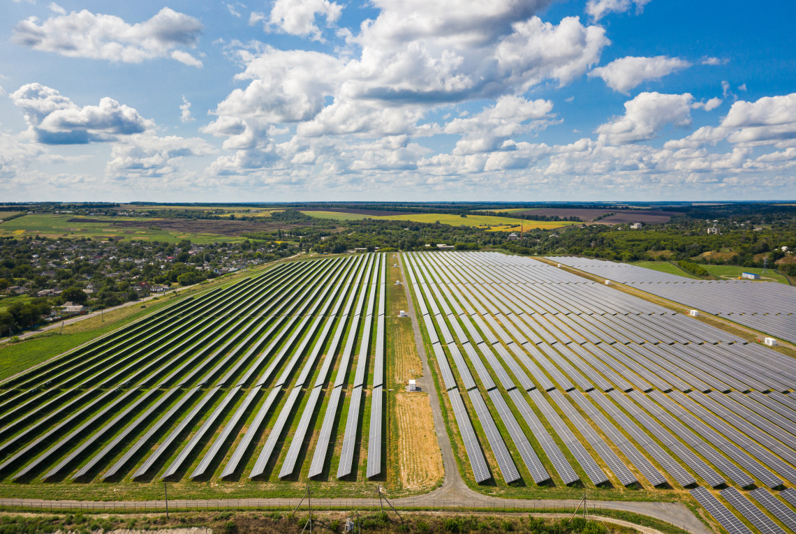 Luftaufnahme der Solarmodule in Kamianka, Ukraine