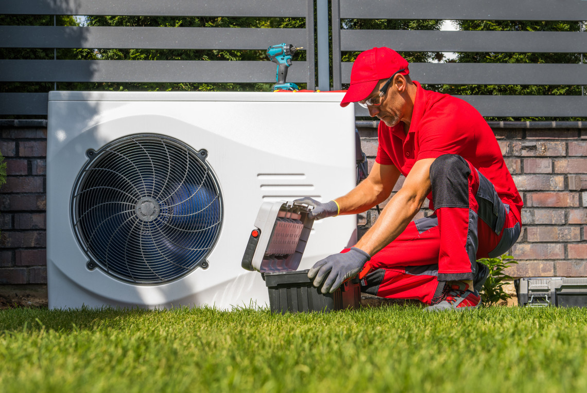 Techniker bei der Installation einer Wärmepumpe