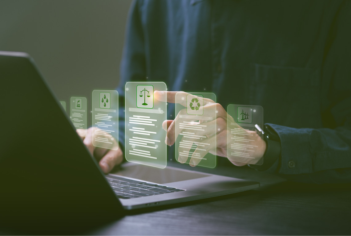 Mann am Computer mit digitalen Umweltrecht-Zeichen