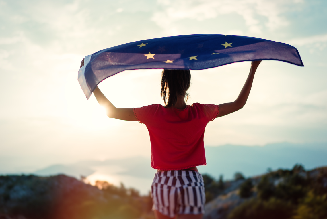 Kind hält eine EU-Flagge