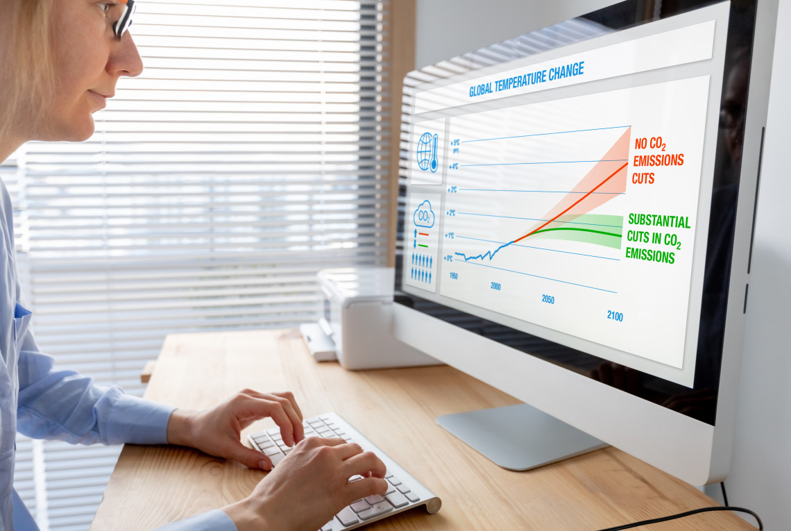 Eine Forscherin sitzt am Rechner und wertet Daten zum Thema Ausstoß Kohlendioxid aus.