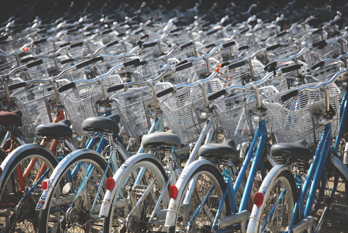 Sehr viele geparkte Fahrräder