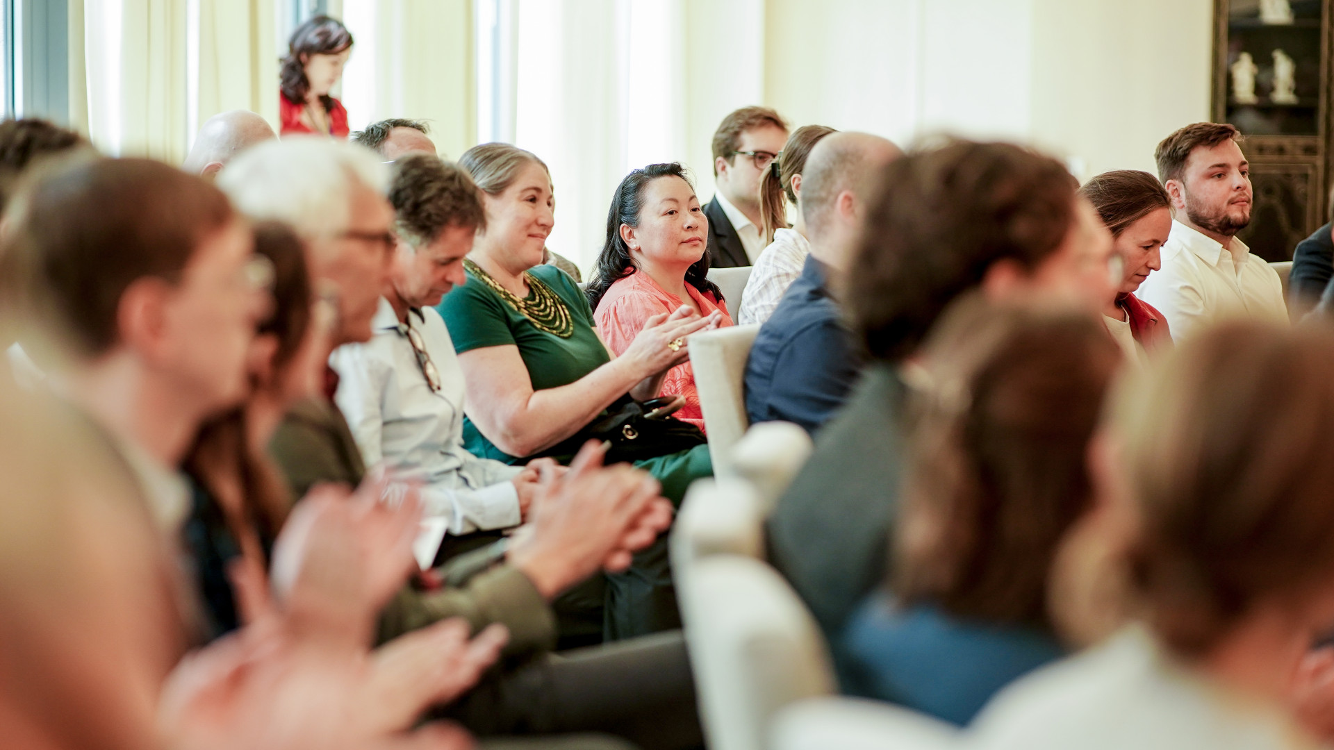 Publikum applaudiert in der französischen Botschaft
