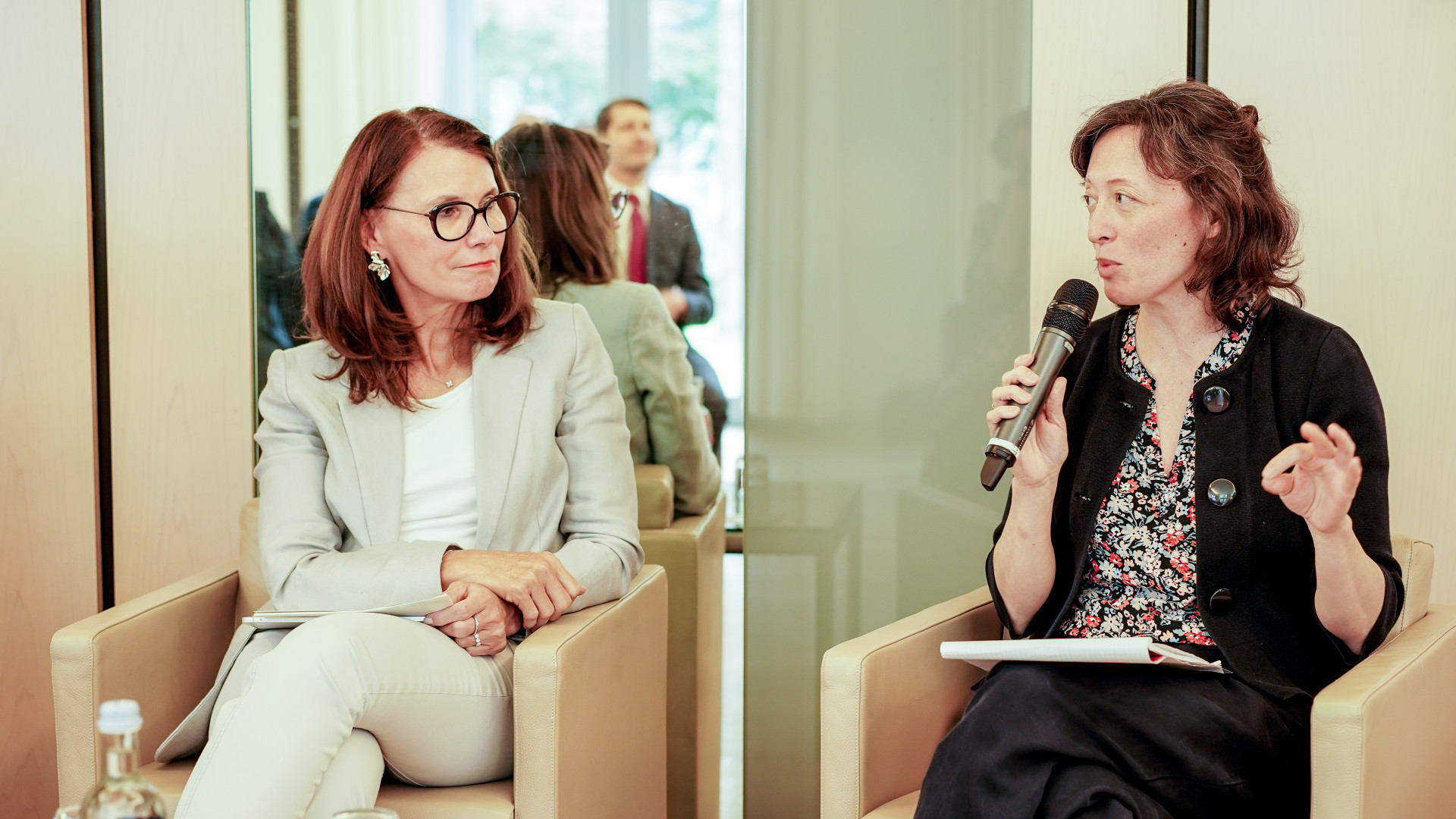 Dr. Kathleen Mar (RIFS) und Rita Schwarzelühr-Sutter (Parlamentarische Staatssekretärin im BMUKN) im Gespräch
