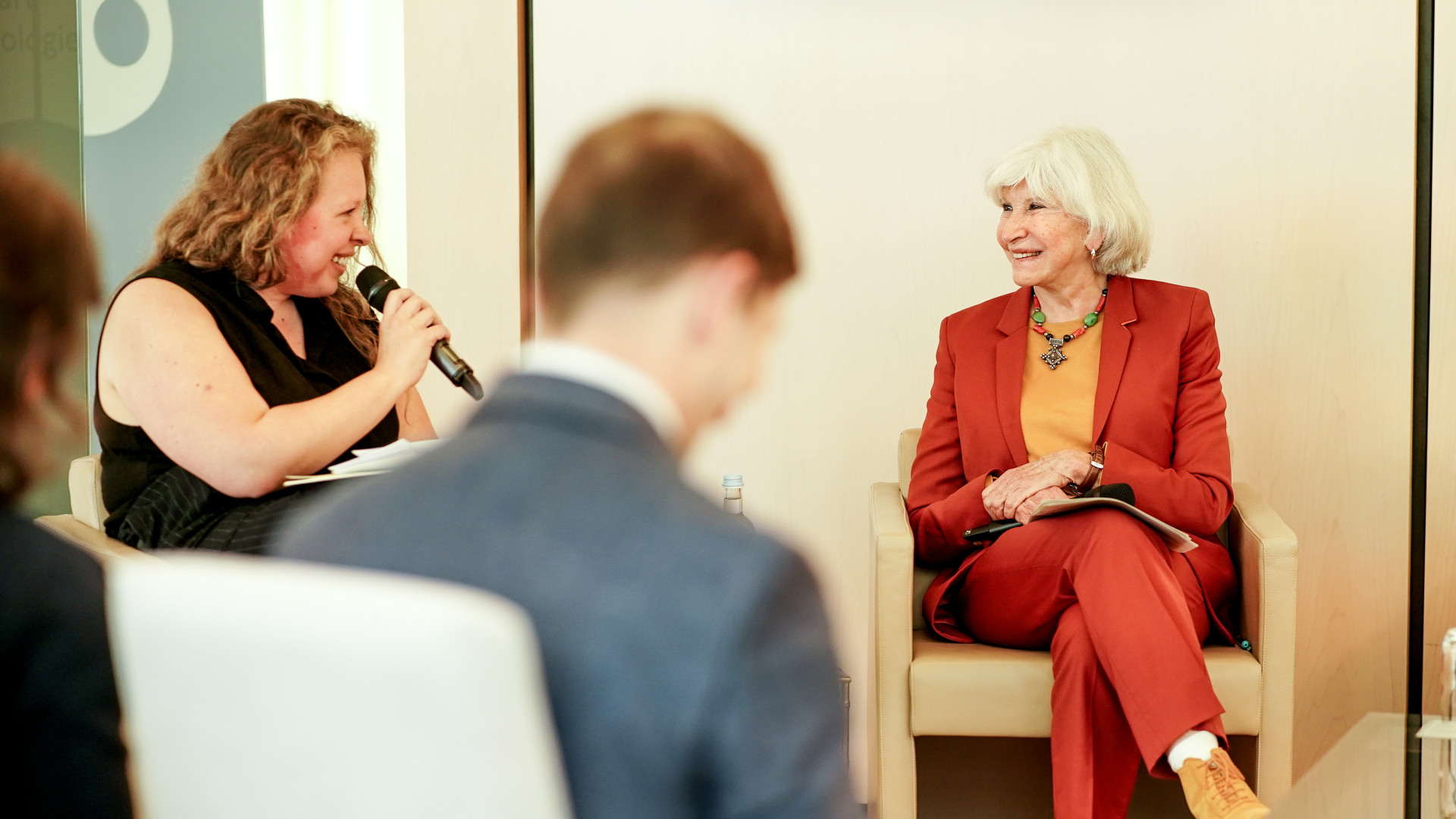 Alexandra Steinkraus und Laurence Tubiana in der französischen Botschaft