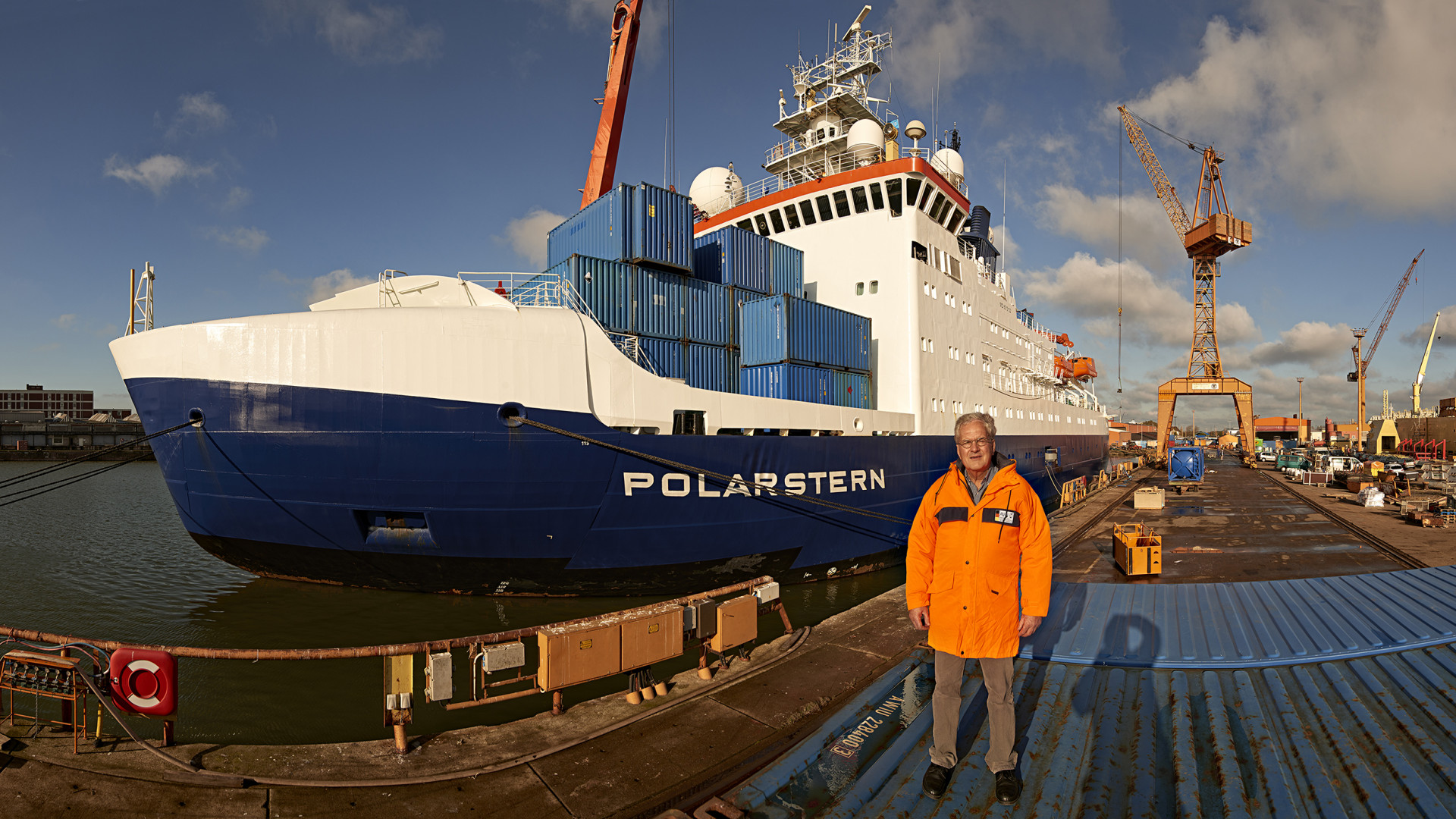 Peter Lemke vor dem Forschungsschiff Polarstern.