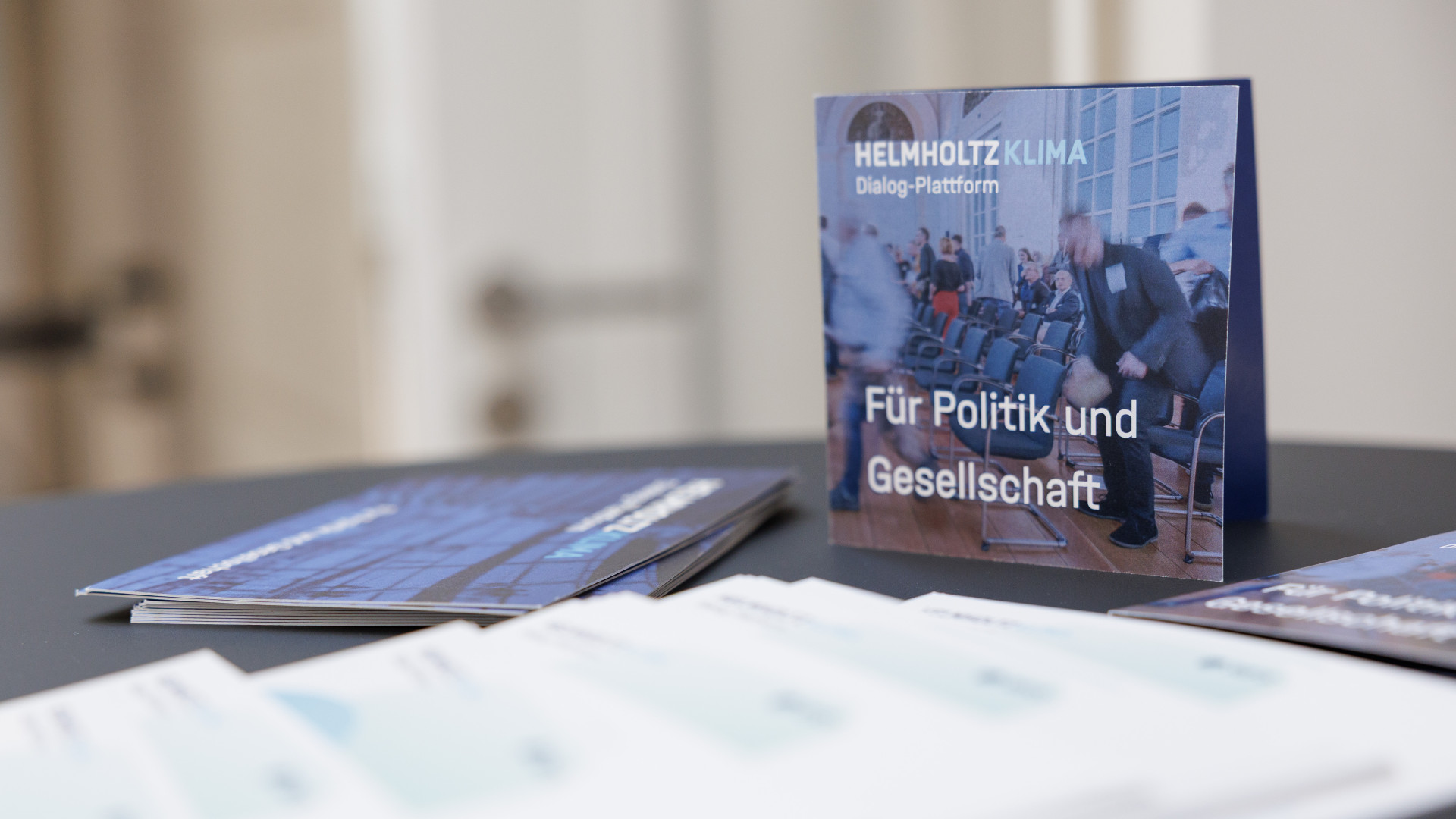 Flyer auf einem Tisch
