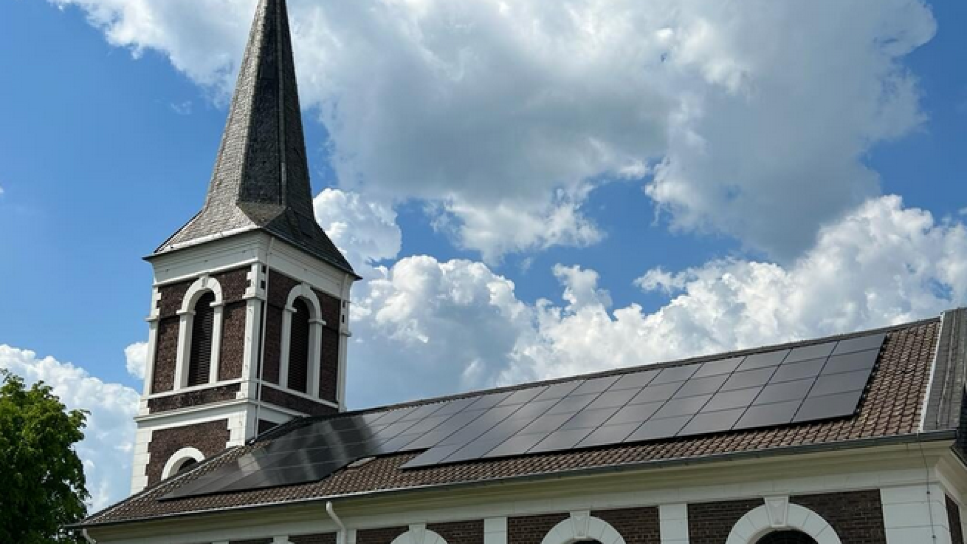 Consisting of 74 glass-glass modules. A church roof in Erkrath.