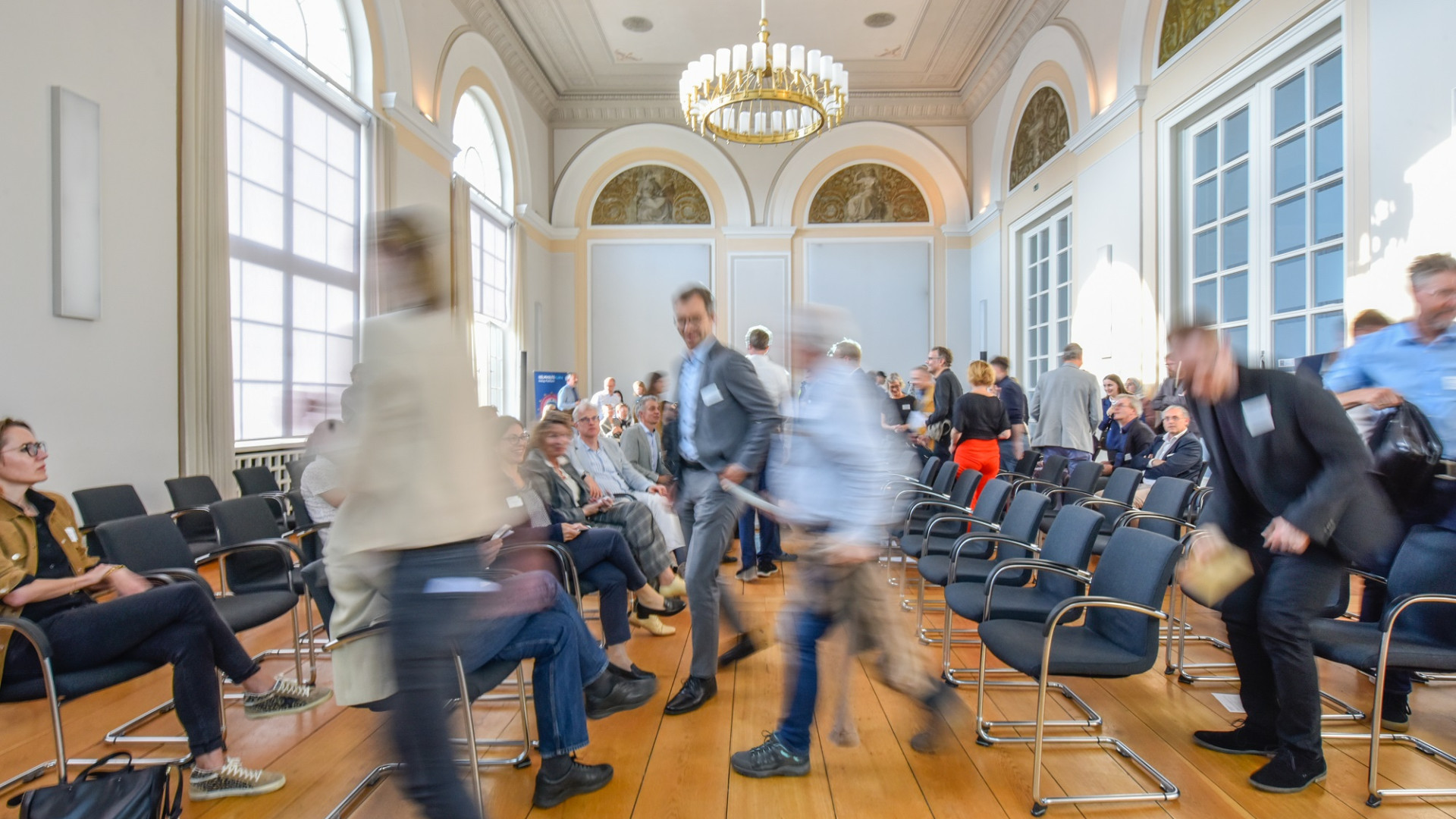Veranstaltung im Format einer Unterhausdebatte im Festsaal Luisenstraße in Berlin
