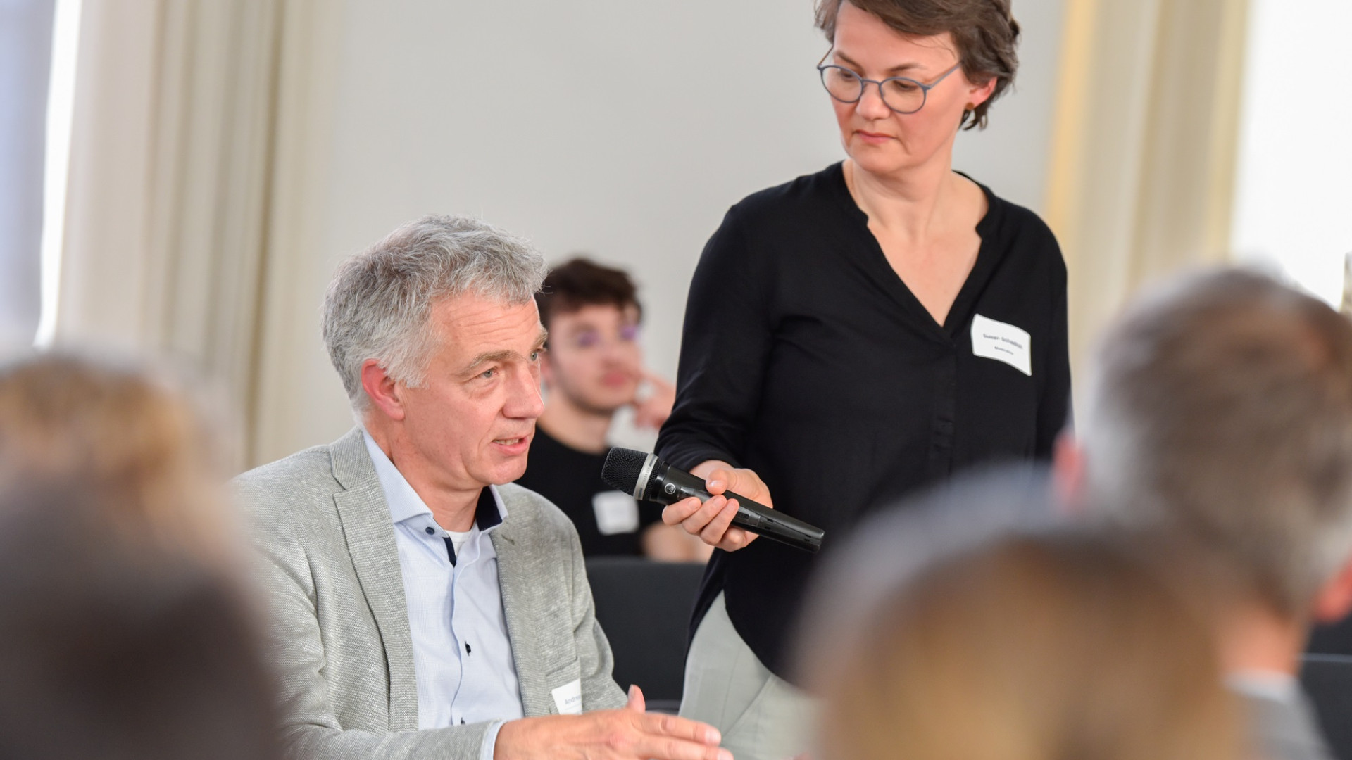 Veranstaltung im Format einer Unterhausdebatte im Festsaal Luisenstraße in Berlin