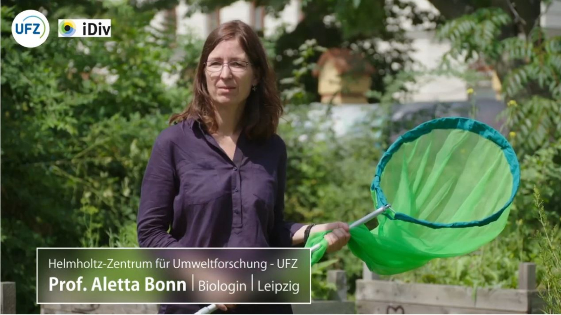 Aletta Bonn mit einem Kescher in der Hand.