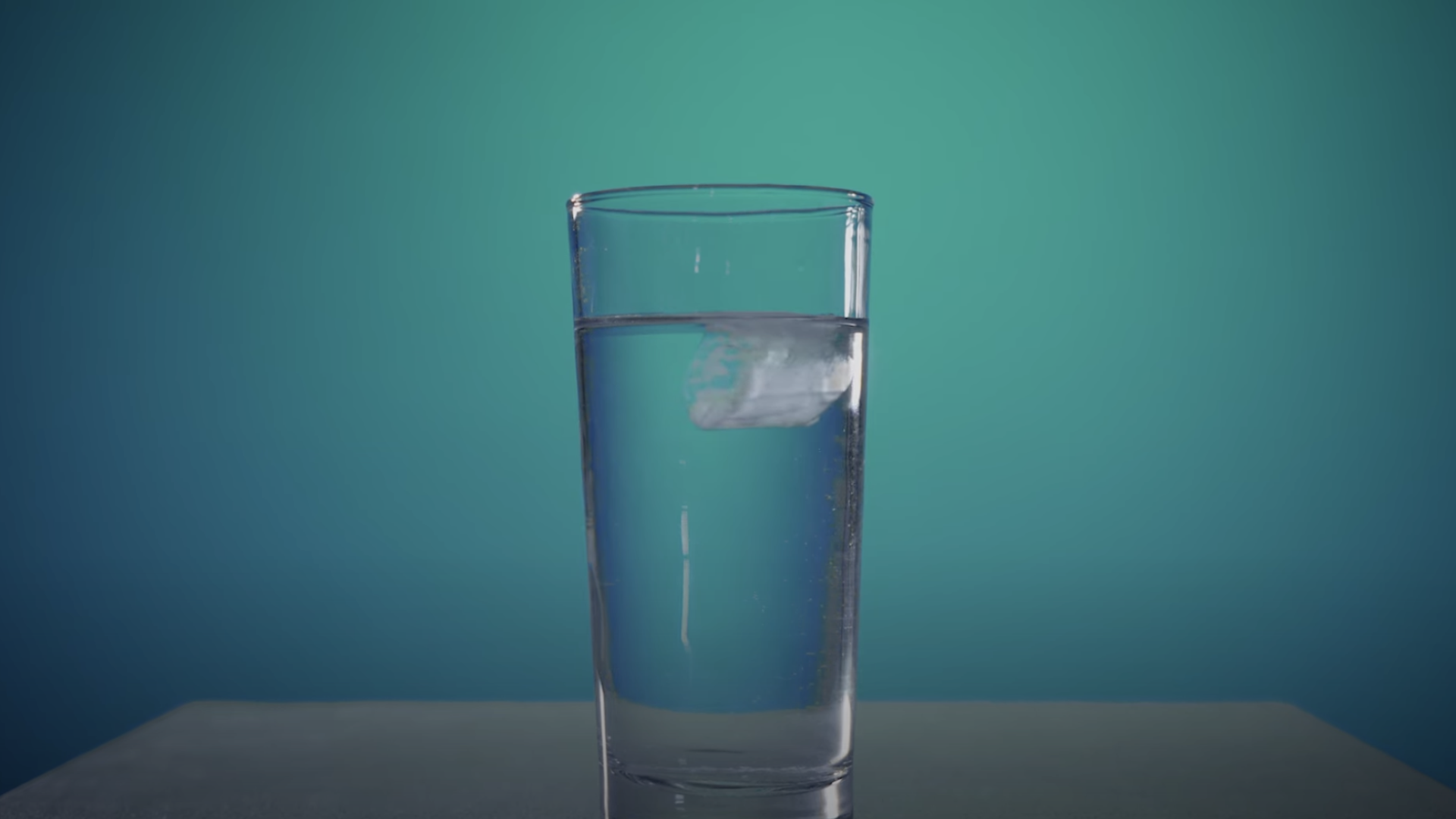 Wasserglas mit schmelzendem Eis 