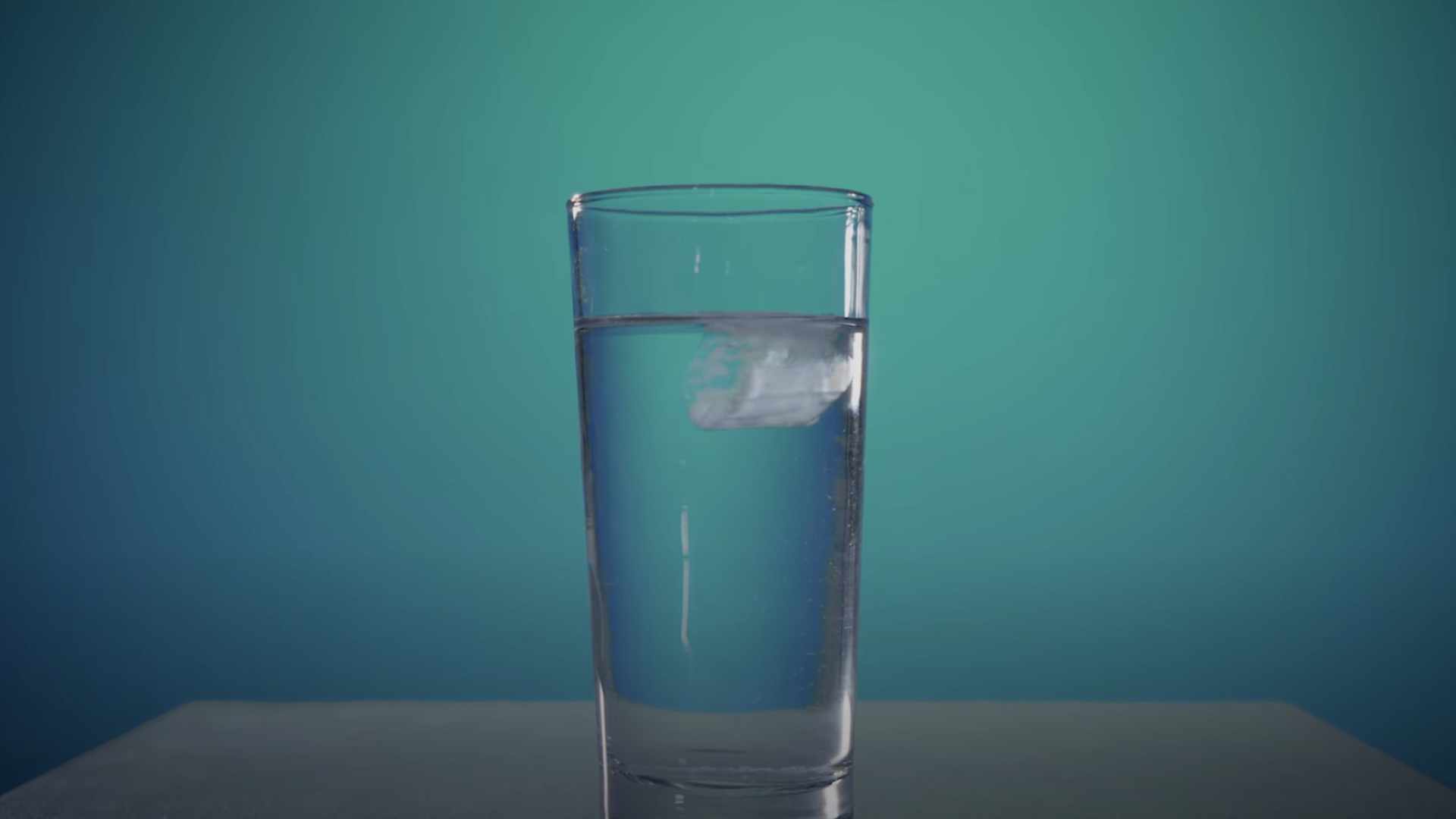 Wasserglas mit schmelzendem Eis